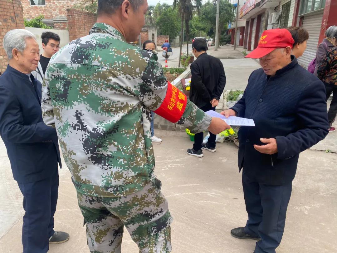 向掃墓群眾發(fā)放文明祭祀告知書